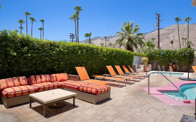 Poolside Fun King Suite