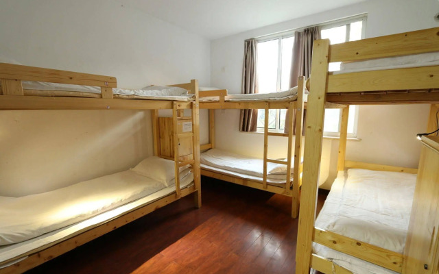 Westlake Hostel Man Juelong branch
