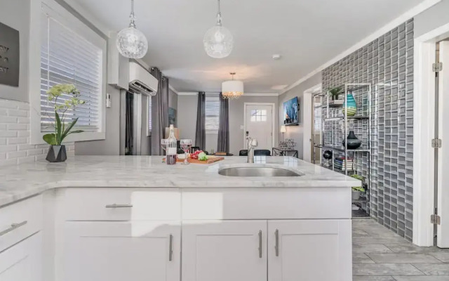 Urban Pearl-2 Bedroom & Private Patio-in Midtown