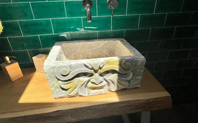 donna serena Aci Castello