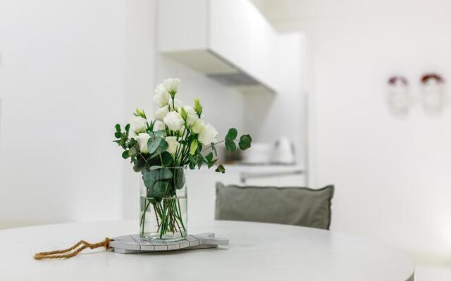 White Stylish Apartment 3