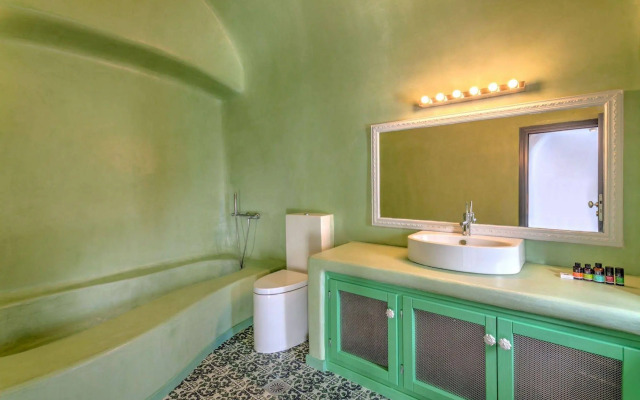 Luna Santorini Suites