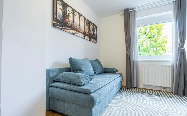 Cozy 1BR 1LR Apartment Balcony City