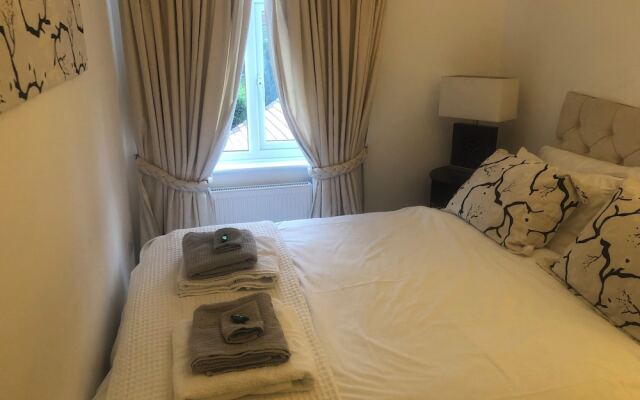 Cozy Nook Cottage - Sleeps 4, Garden & Parking