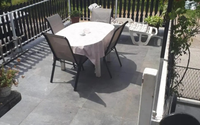 Slatka sobica za dvoje sa upotrebom zajednicke kuhinje i kupaonice