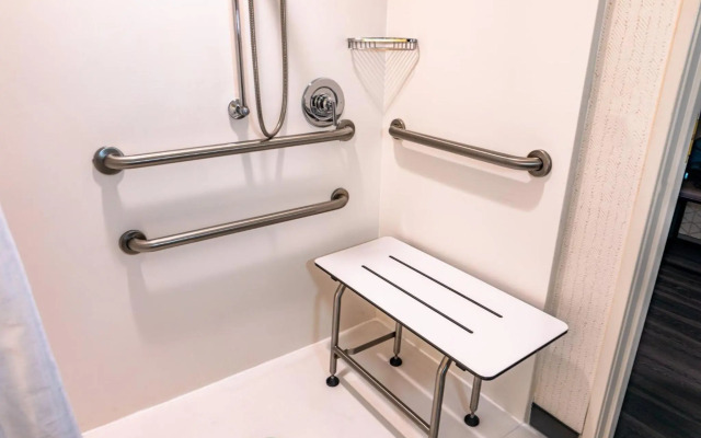 Holiday Inn & Suites Oakland Airport by IHG
