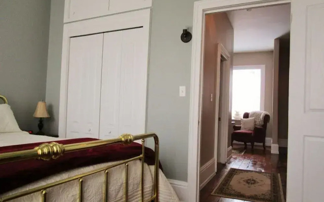 Sir Isaac Brock B&B Luxury Suites