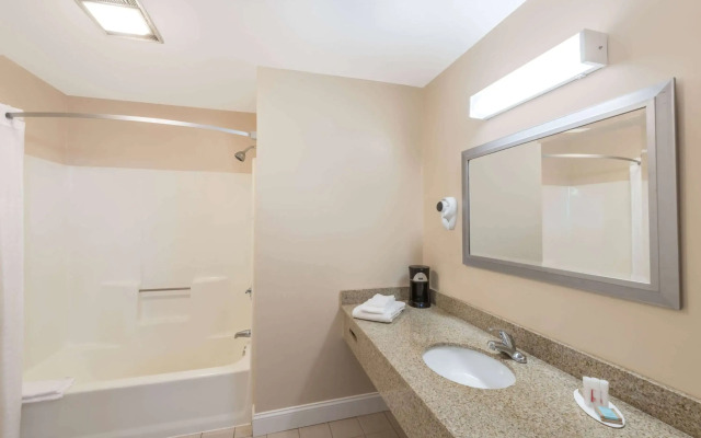 Days Inn by Wyndham Middletown/Newport Area