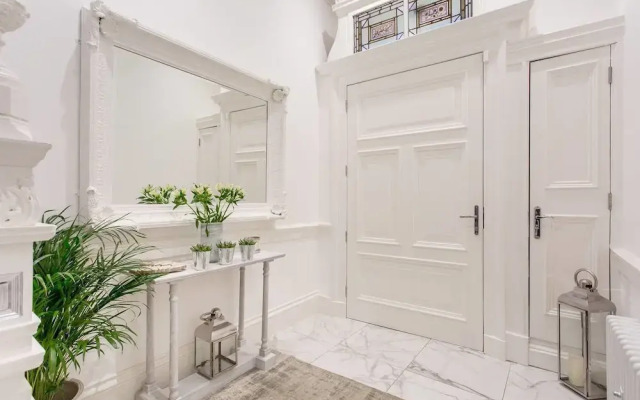 Luxury 4-bedroom Townhouse in Prestigious West End