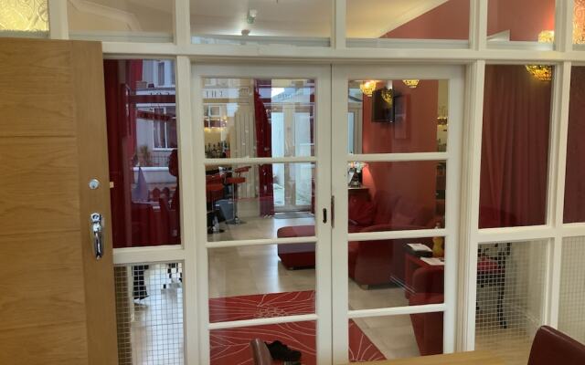 Scarlets Hotel & Jocks Bar