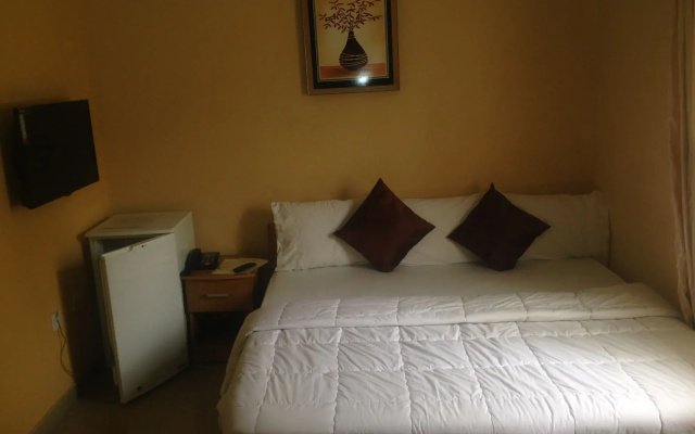 De Lawrence Court & Suites