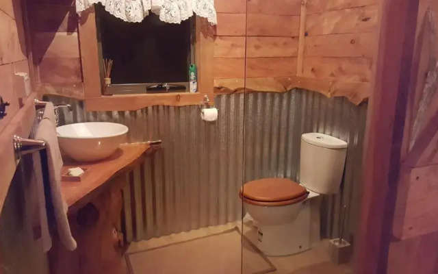 Rustic Hut Bush Retreat