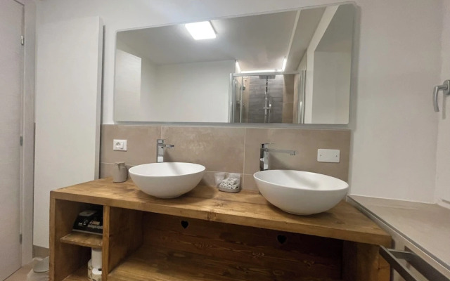 SnowLake Suite & Apartments