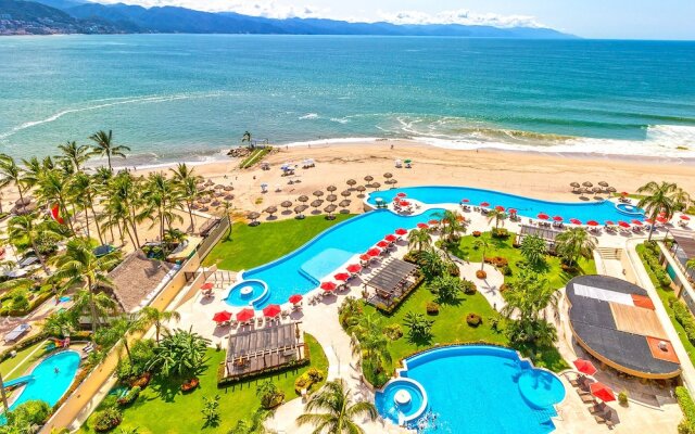 Beachfront Grand Venetian condo