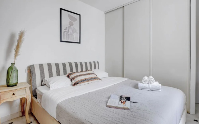 Stylish 2BR for 6 by Champs-Elysees