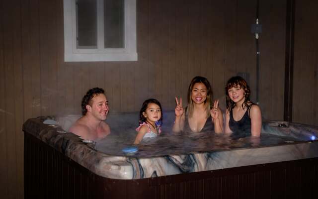 Barefoot Villas Cabin 2 Moose w/ Hot Tub