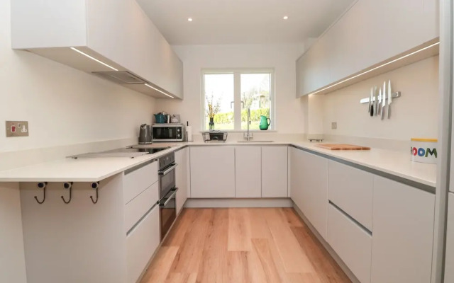 4 Court Terrace, Hillfield Village