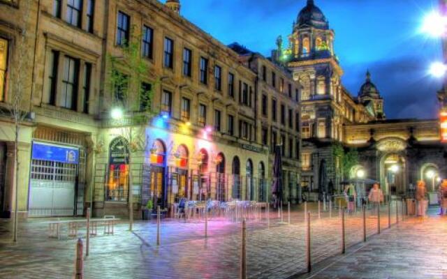 Glasgow City Center Flat with Parking