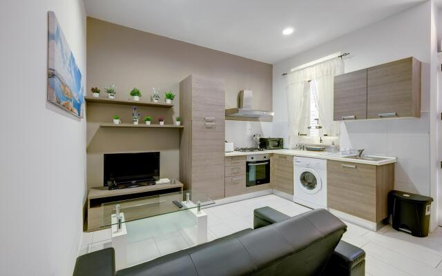 Modern 1BR Maisonette Steps From the Promenade
