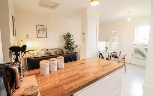 Right by Oval Station - 2 bed Flat Free Wifi