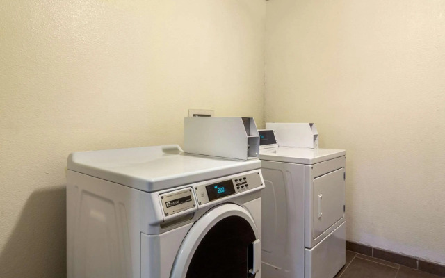 Quality Inn & Suites Lakewood - Denver Southwest