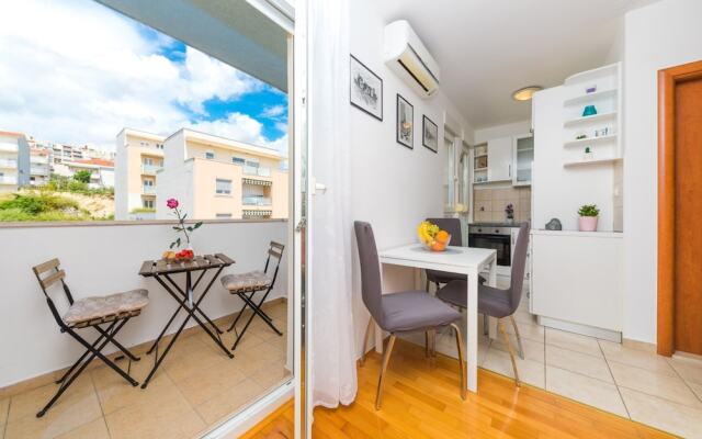 Close to Znjan Beach, Spacious Studio With Balcony