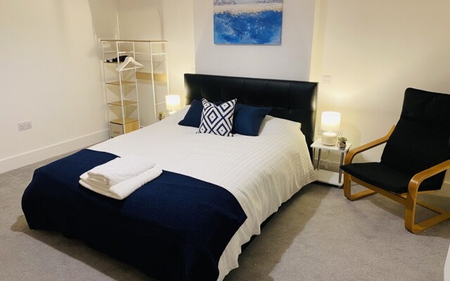 Church Road Apartment by Aldershot Short Stays