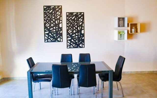 3 Bedroom Apartment With Private Pool and hot tub