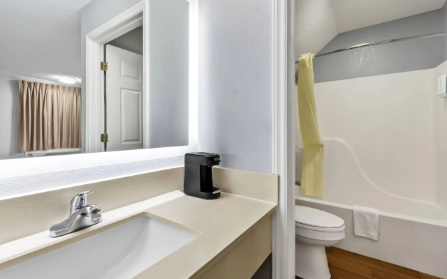 Econo Lodge Inn & Suites Cayce I-26 Airport