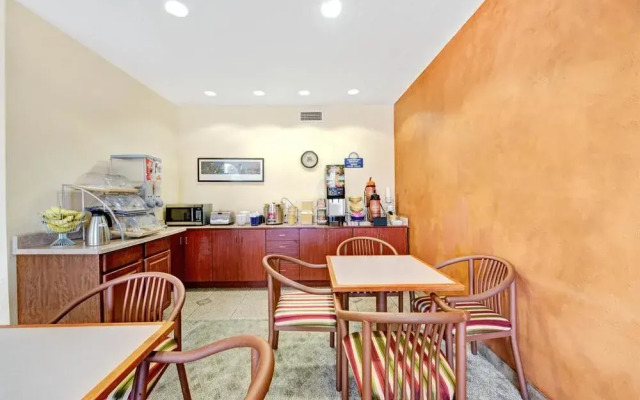 Days Inn & Suites Plano Medical Center/Dallas