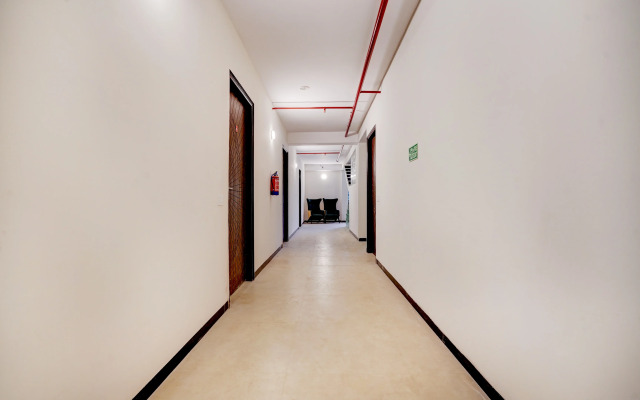 Super Townhouse Preet Vihar Metro Station