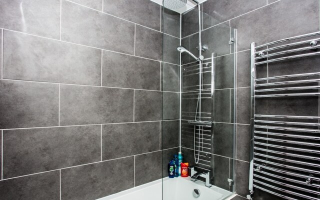 2 Bedroom Flat In Old Street With Private Balcony