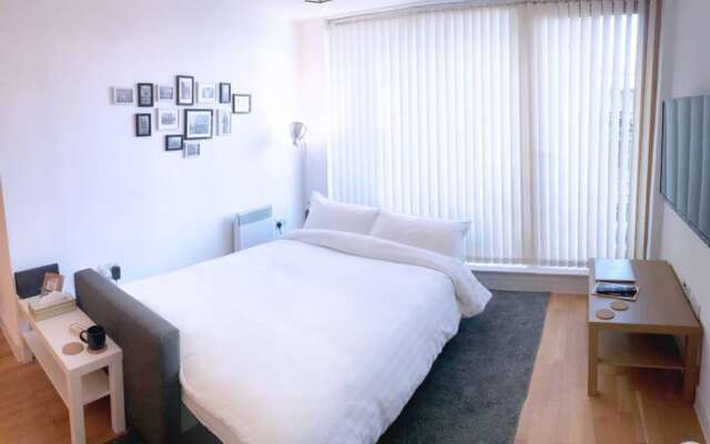 Modern 2 Bedroom Apartment in City Centre With Balcony