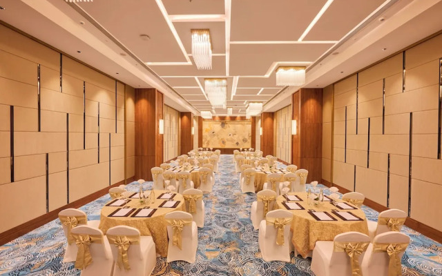 Iris Sarovar Portico
