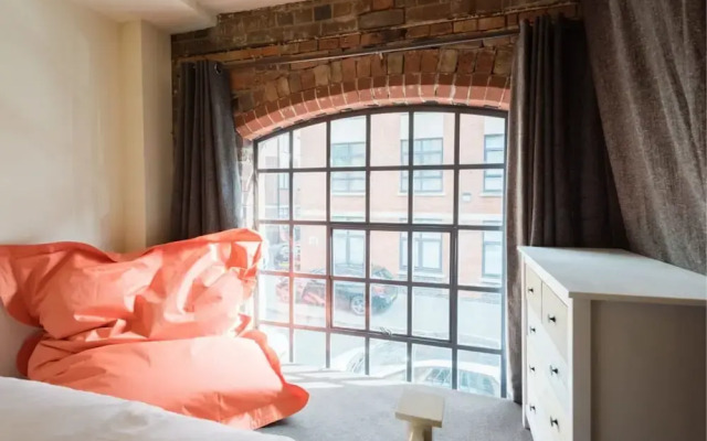 The Warehouse Loft - Trendy Converted Warehouse 3bdr