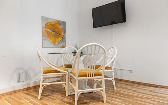 Budget Apartments Well connected to the Whole City