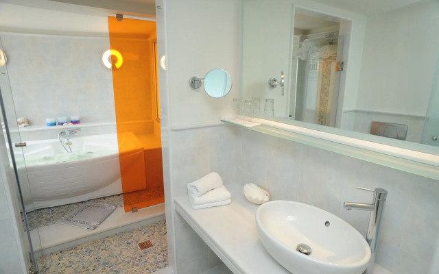 Iria Beach art hotel