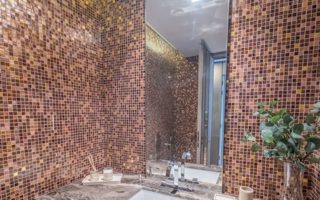 LUX Lavish Suite with Full Marina View 4