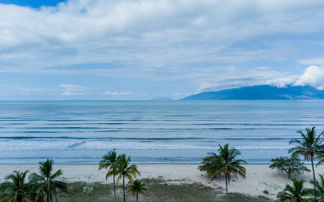 Casa com piscina e churrasqueira perto da praia