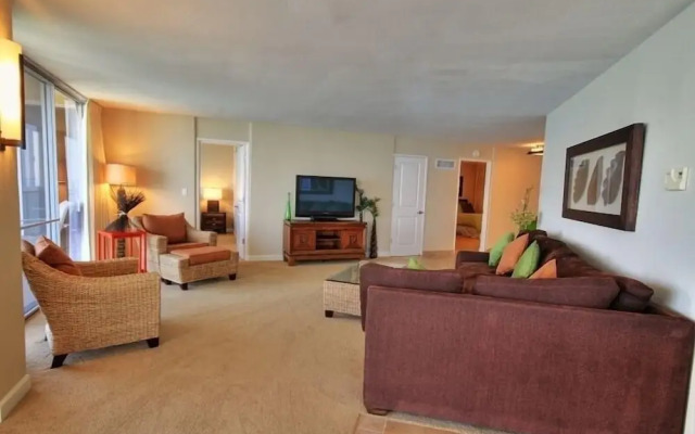 Royal Kahana #911 2 Bedroom Condo by RedAwning