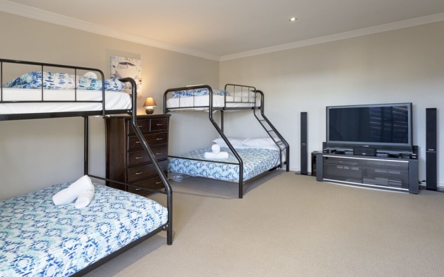 Khione 1 - Modern & spacious with views towards Lake Jindabyne & the mountains beyond – Guest Rooms – Jindabyne