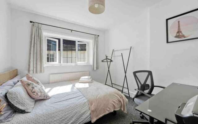 Beautifully Furnished Home - 5 Minutes to the Sea!