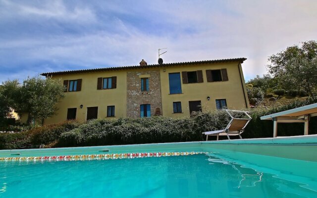 Spacious Farmhouse in Trevi With Swimming Pool