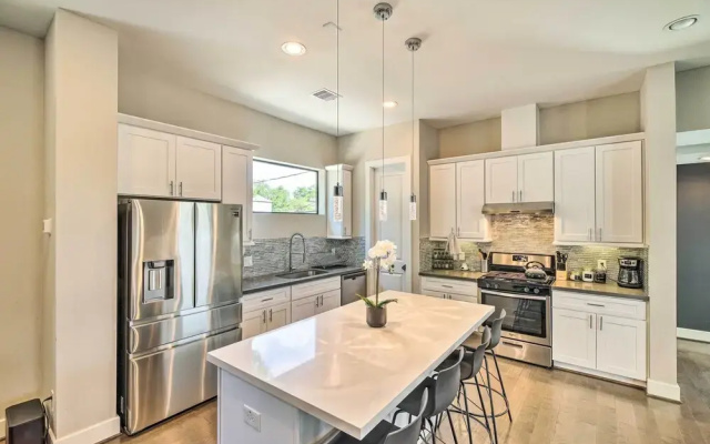 Stylish Houston Townhome ~ 3 Mi to Downtown!