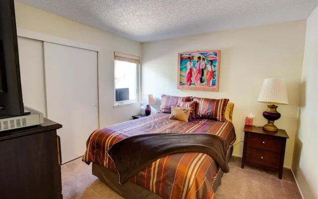 Stellers Jay Lake View  2 Bedroom Condo by RedAwning