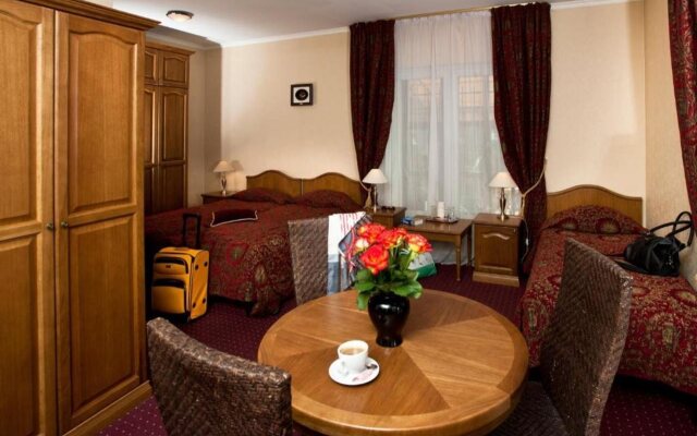 Monte Kristo Hotel