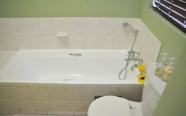 Summer Garden Guest House (Garden Shed)