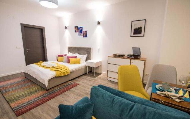 Chic Studio Silver Mountain