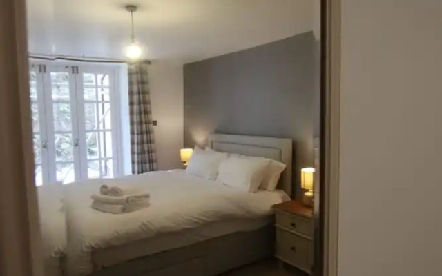 Charming Flat With Private Patio in Clifton