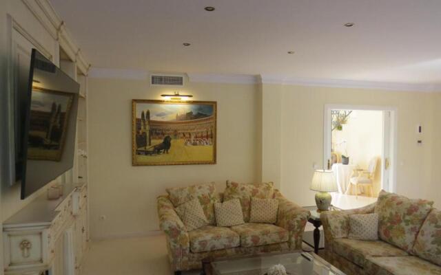 Spacious 700m2 villa, Golfers paradise.